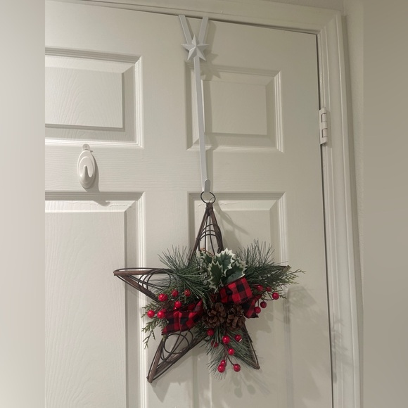 Wreath & Wreath Hanger NWOT - Picture 2 of 3